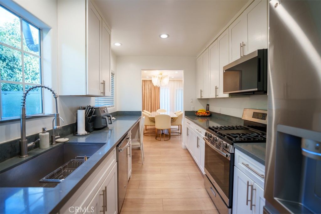 Image 8 of property listing at 15500 Chatsworth Street, San Fernando, CA 91345