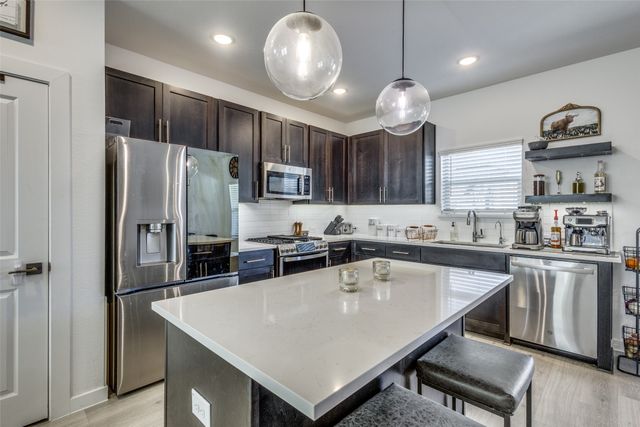 552 Brook View Drive, Van Alstyne, TX 75495