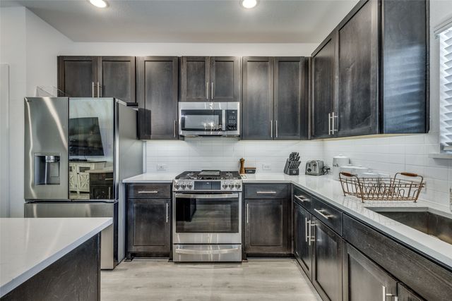 552 Brook View Drive, Van Alstyne, TX 75495