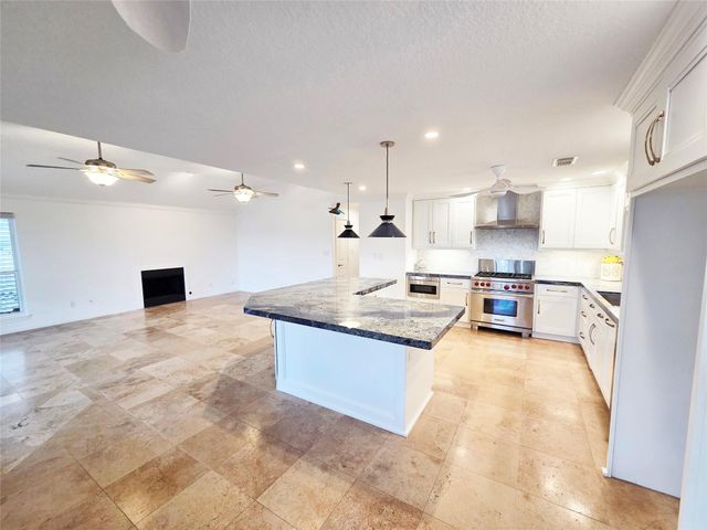 837 Marlin Street, Bayou Vista, TX 77563