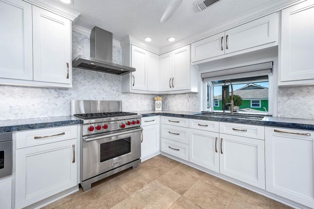 837 Marlin Street, Bayou Vista, TX 77563