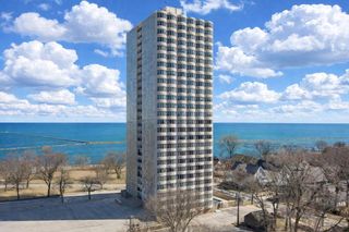2525 S Shore DRIVE #20D, Milwaukee, WI 53207