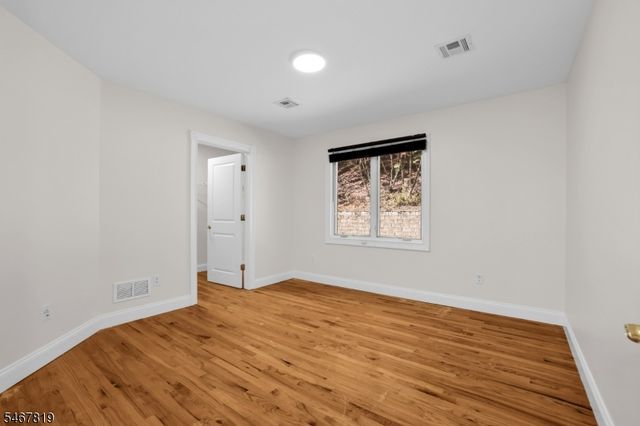 8 Chapel Hill Ct, Cedar Grove Twp., NJ 07009