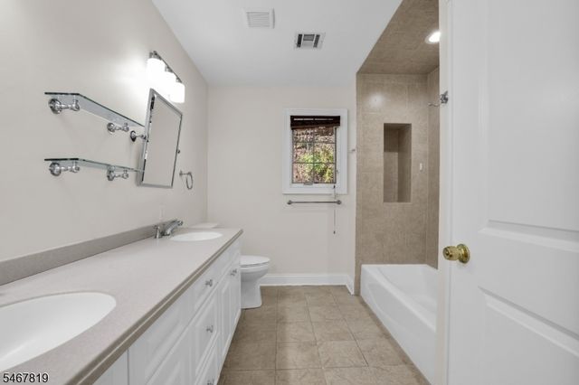 8 Chapel Hill Ct, Cedar Grove Twp., NJ 07009