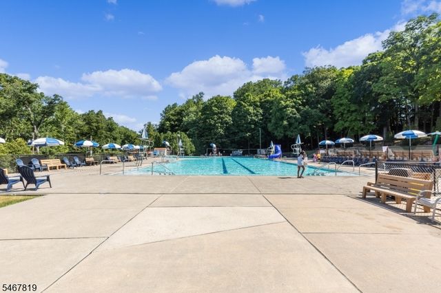 8 Chapel Hill Ct, Cedar Grove Twp., NJ 07009