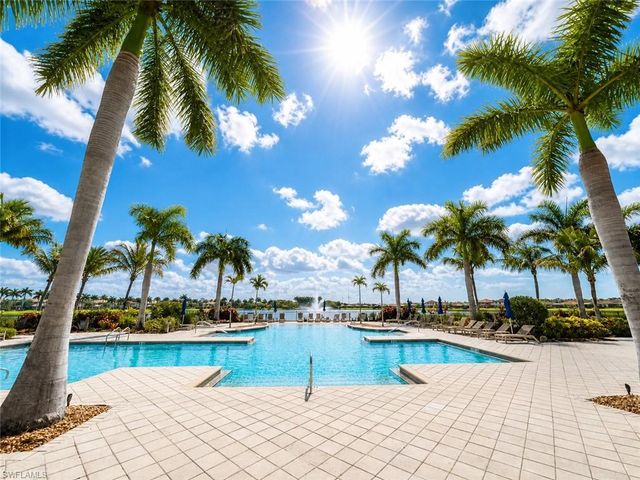 1367 Artesia DR E 302, Naples, FL 34113