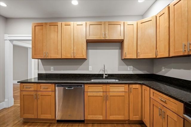 7 Chadwick St, Worcester, MA 01605