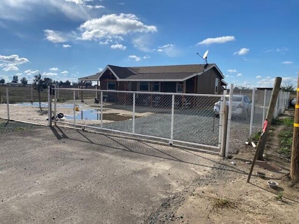 11393 128 Road, Pixley, CA 93256