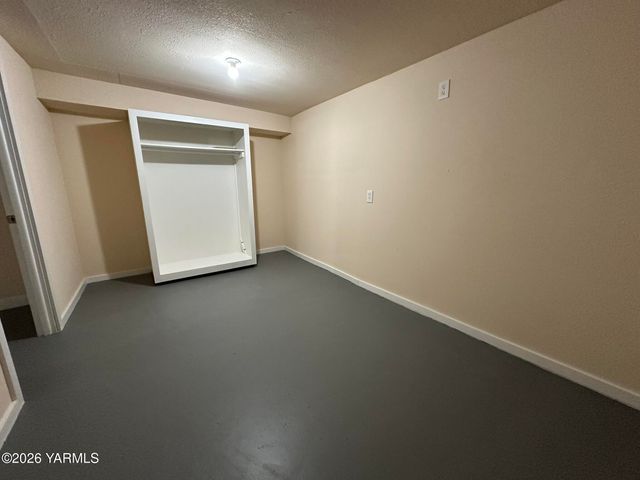 806 S 25th Ave, Yakima, WA 98902