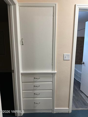 806 S 25th Ave, Yakima, WA 98902