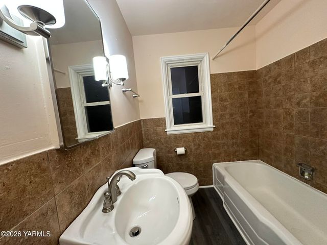 806 S 25th Ave, Yakima, WA 98902