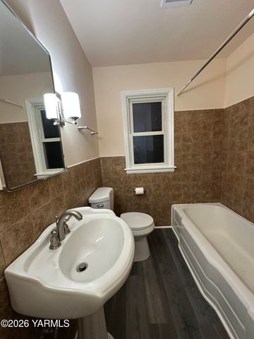 806 S 25th Ave, Yakima, WA 98902