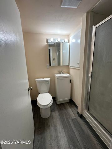 806 S 25th Ave, Yakima, WA 98902