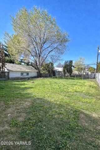 806 S 25th Ave, Yakima, WA 98902