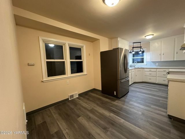 806 S 25th Ave, Yakima, WA 98902