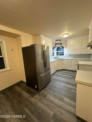 806 S 25th Ave, Yakima, WA 98902
