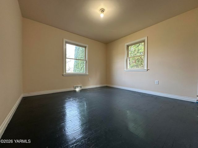 806 S 25th Ave, Yakima, WA 98902