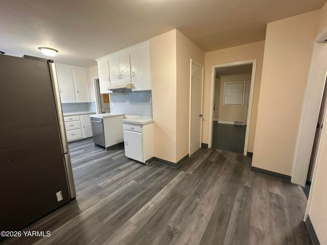 806 S 25th Ave, Yakima, WA 98902