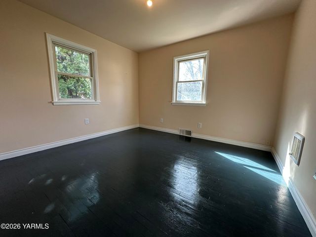 806 S 25th Ave, Yakima, WA 98902