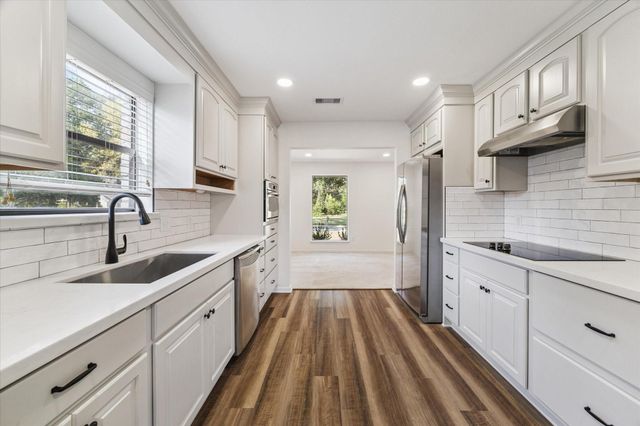 2222 Oak Shores Drive, Kingwood, TX 77339
