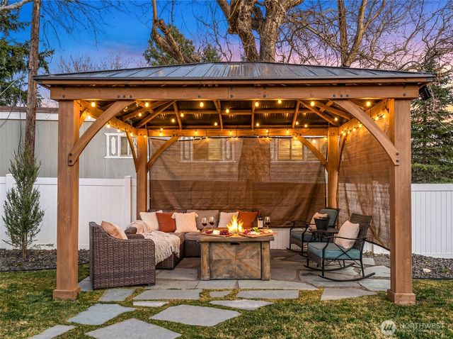 1989 4th St SE, East Wenatchee, WA 98802