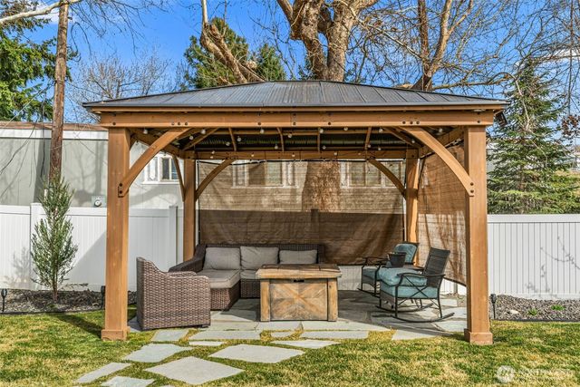 1989 4th St SE, East Wenatchee, WA 98802