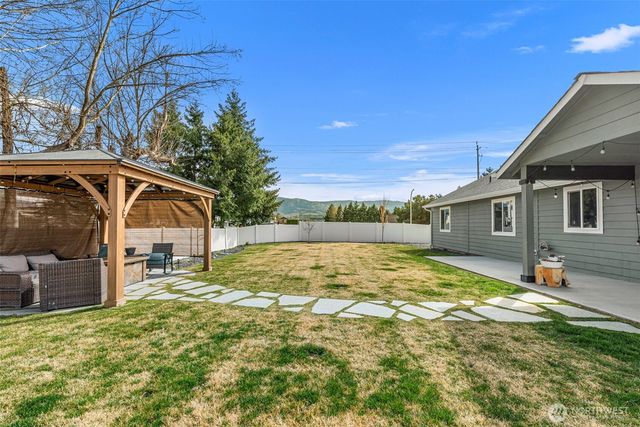 1989 4th St SE, East Wenatchee, WA 98802