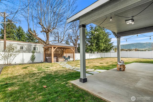 1989 4th St SE, East Wenatchee, WA 98802