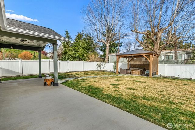 1989 4th St SE, East Wenatchee, WA 98802