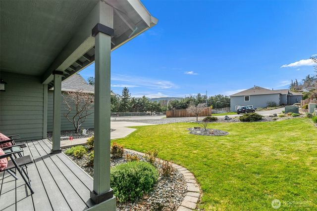 1989 4th St SE, East Wenatchee, WA 98802