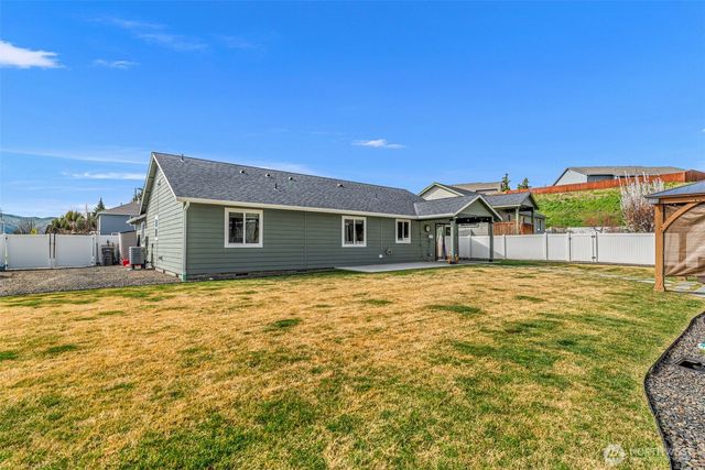 1989 4th St SE, East Wenatchee, WA 98802
