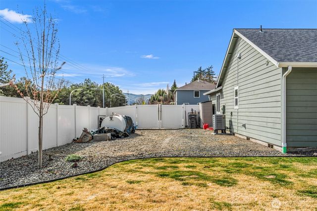 1989 4th St SE, East Wenatchee, WA 98802