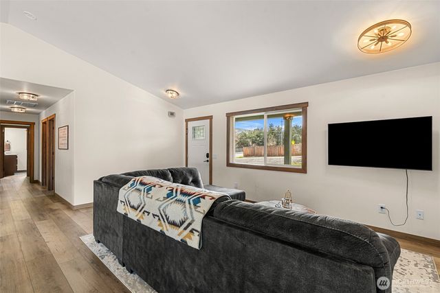 1989 4th St SE, East Wenatchee, WA 98802