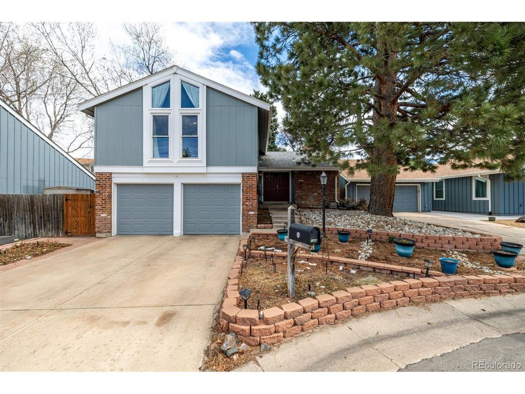 2946 S Moline Pl, Aurora, CO 80014