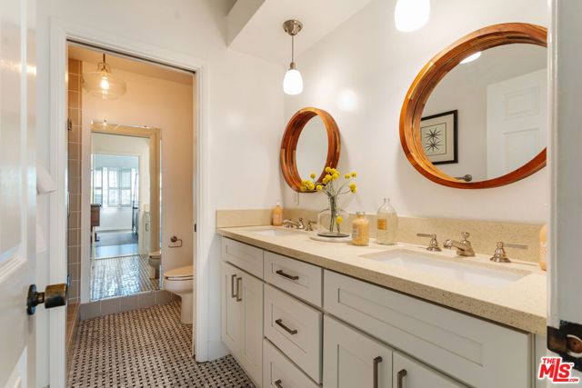 420 S Barrington Avenue 101, Los Angeles, CA 90049