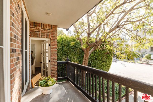 420 S Barrington Avenue 101, Los Angeles, CA 90049