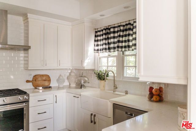 420 S Barrington Avenue 101, Los Angeles, CA 90049