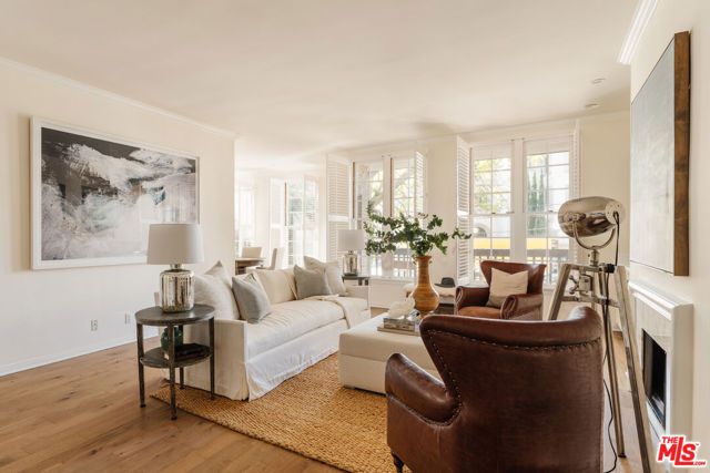 420 S Barrington Avenue 101, Los Angeles, CA 90049