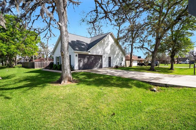 502 Tall Timber Drive, West Columbia, TX 77486