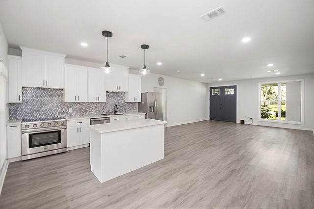 502 Tall Timber Drive, West Columbia, TX 77486