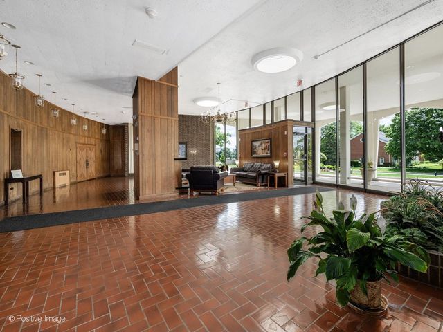 40 N Tower Road 5A, Oak Brook, IL 60523