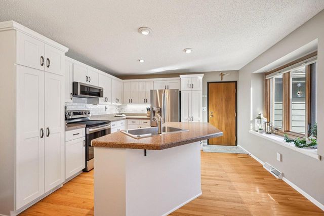 15630 W Ridge ROAD, New Berlin, WI 53151