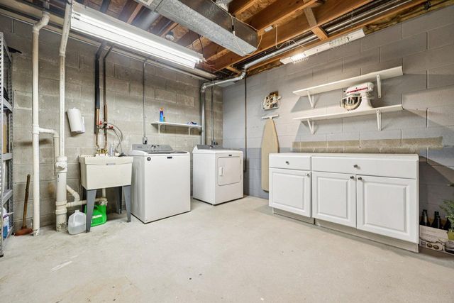 15630 W Ridge ROAD, New Berlin, WI 53151