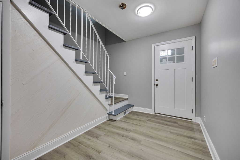 574 ridge Avenue, Elk Grove Village, IL 60007 — photo 2
