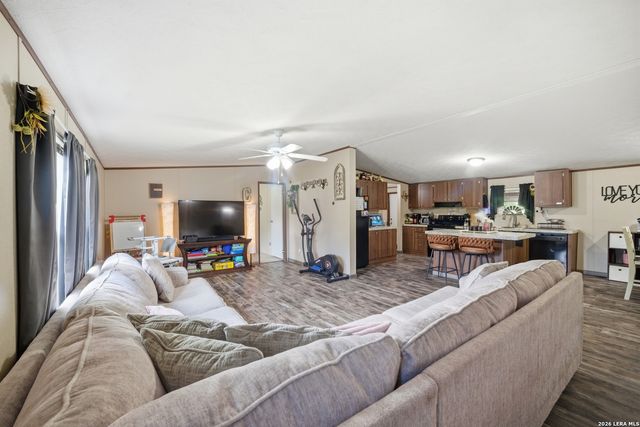 918 County Road 7711, Devine, TX 78016