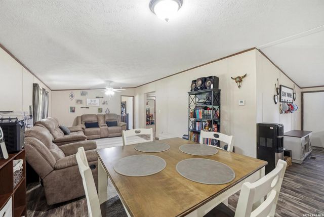 918 County Road 7711, Devine, TX 78016