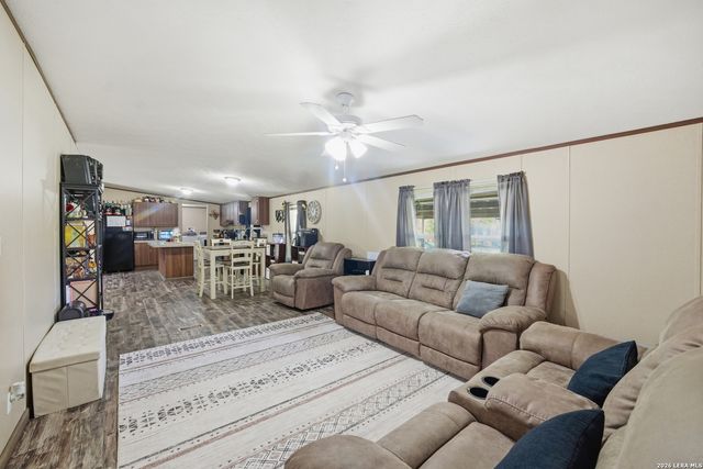 918 County Road 7711, Devine, TX 78016