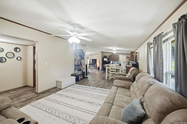 918 County Road 7711, Devine, TX 78016