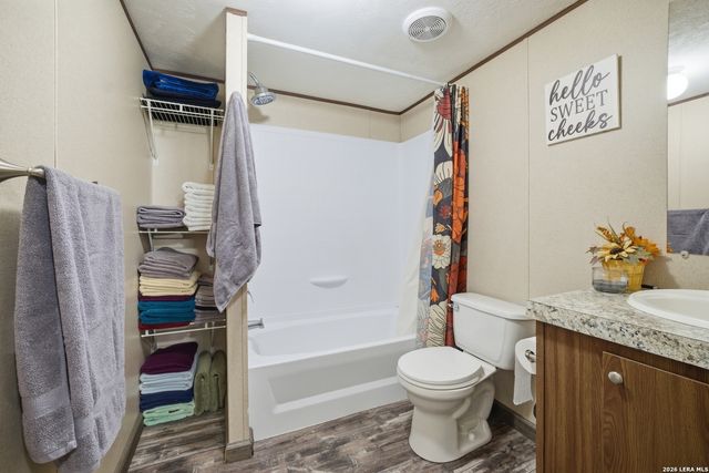 918 County Road 7711, Devine, TX 78016