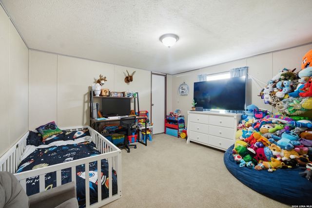 918 County Road 7711, Devine, TX 78016